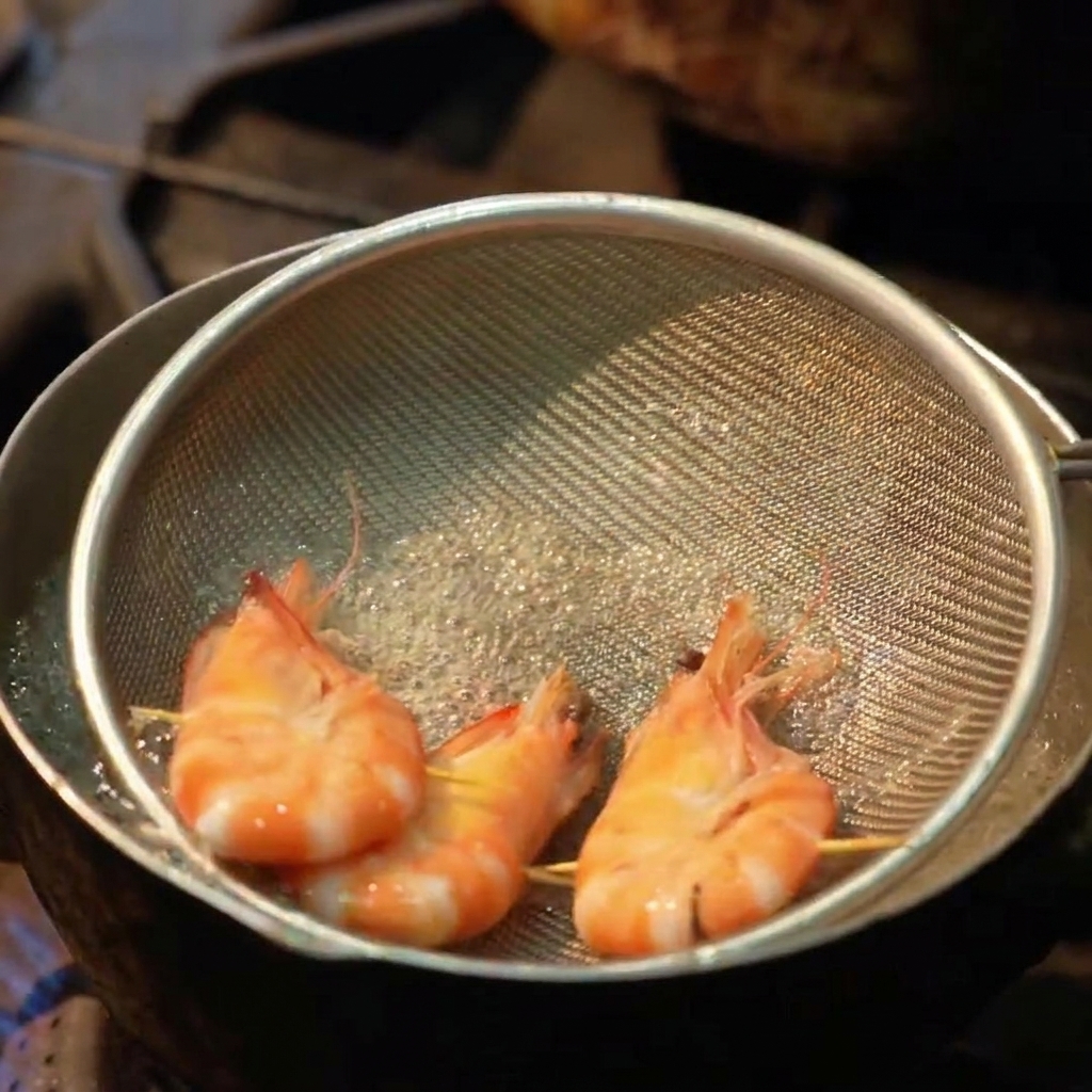 お湯の中で有頭エビを茹でる