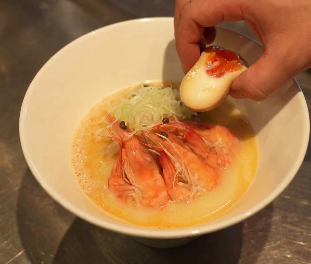 丼に半分に切った半熟卵を置く