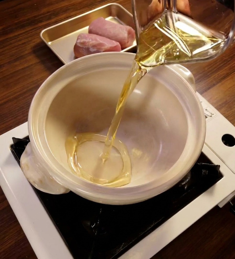 白い片手鍋にみりんを注いでいる様子