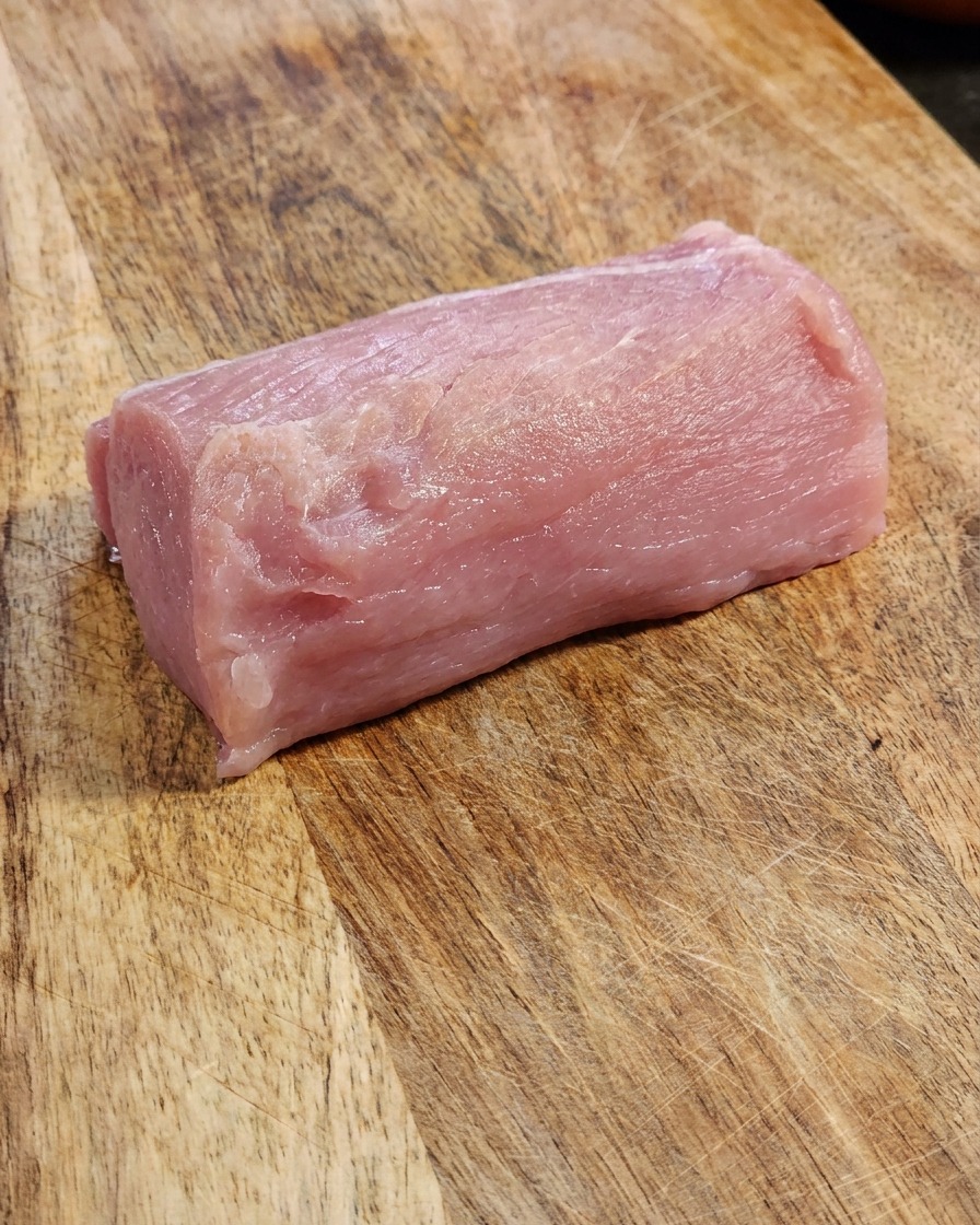 まな板の上に乗った新鮮な豚ロース肉