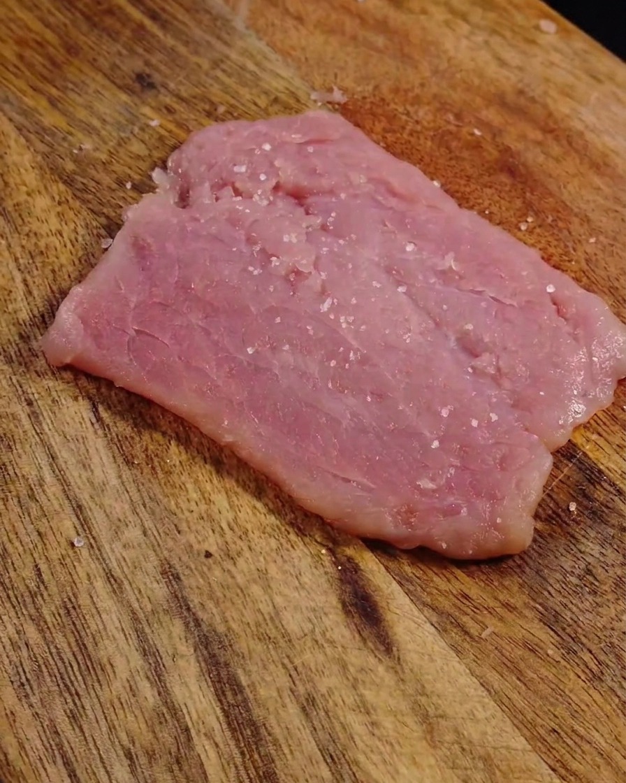 塩胡椒を振った豚肉のアップ
