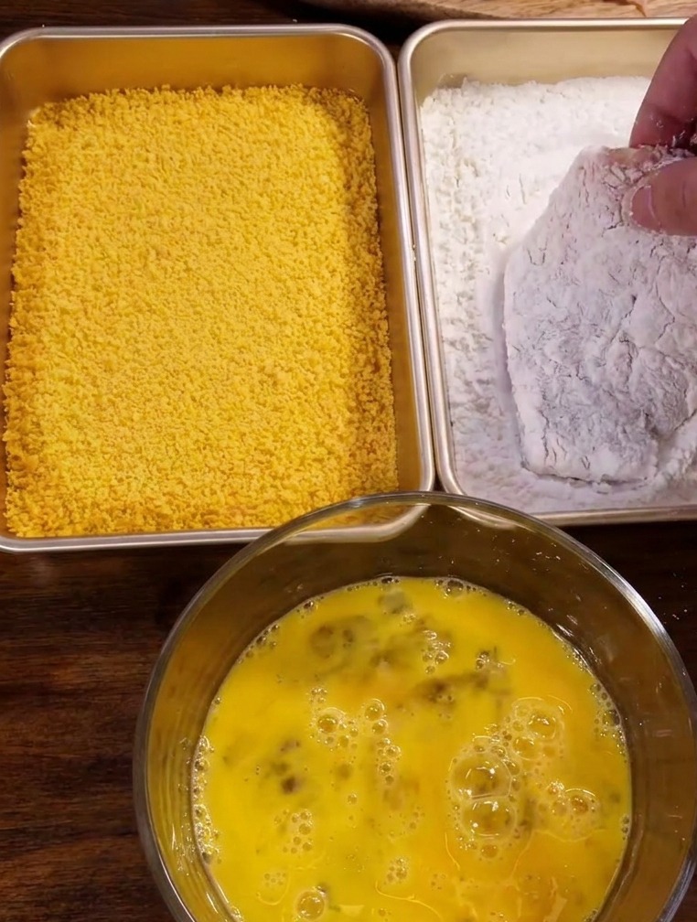 豚肉に片栗粉をつけている様子