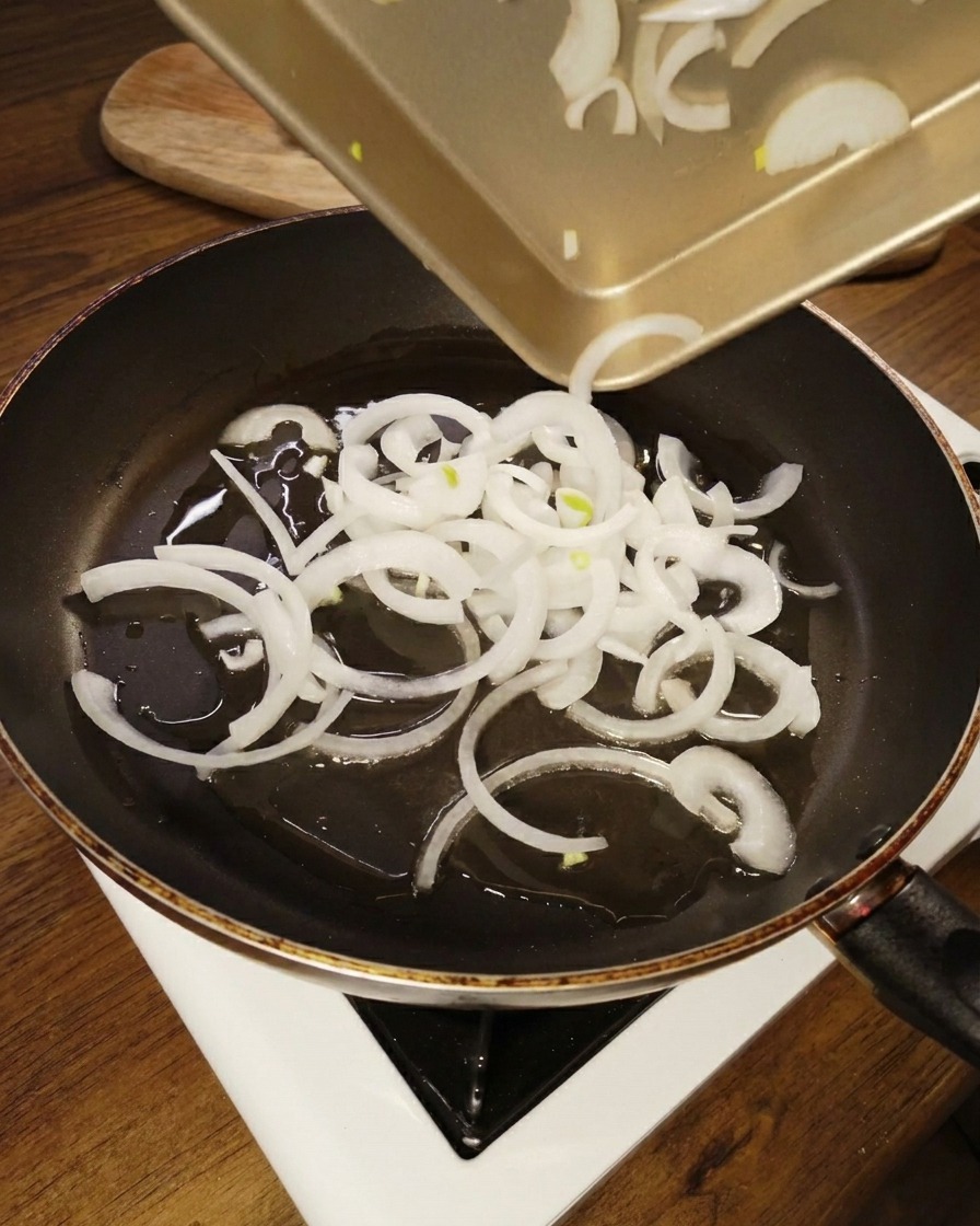 フライパンで玉ねぎを炒めている様子