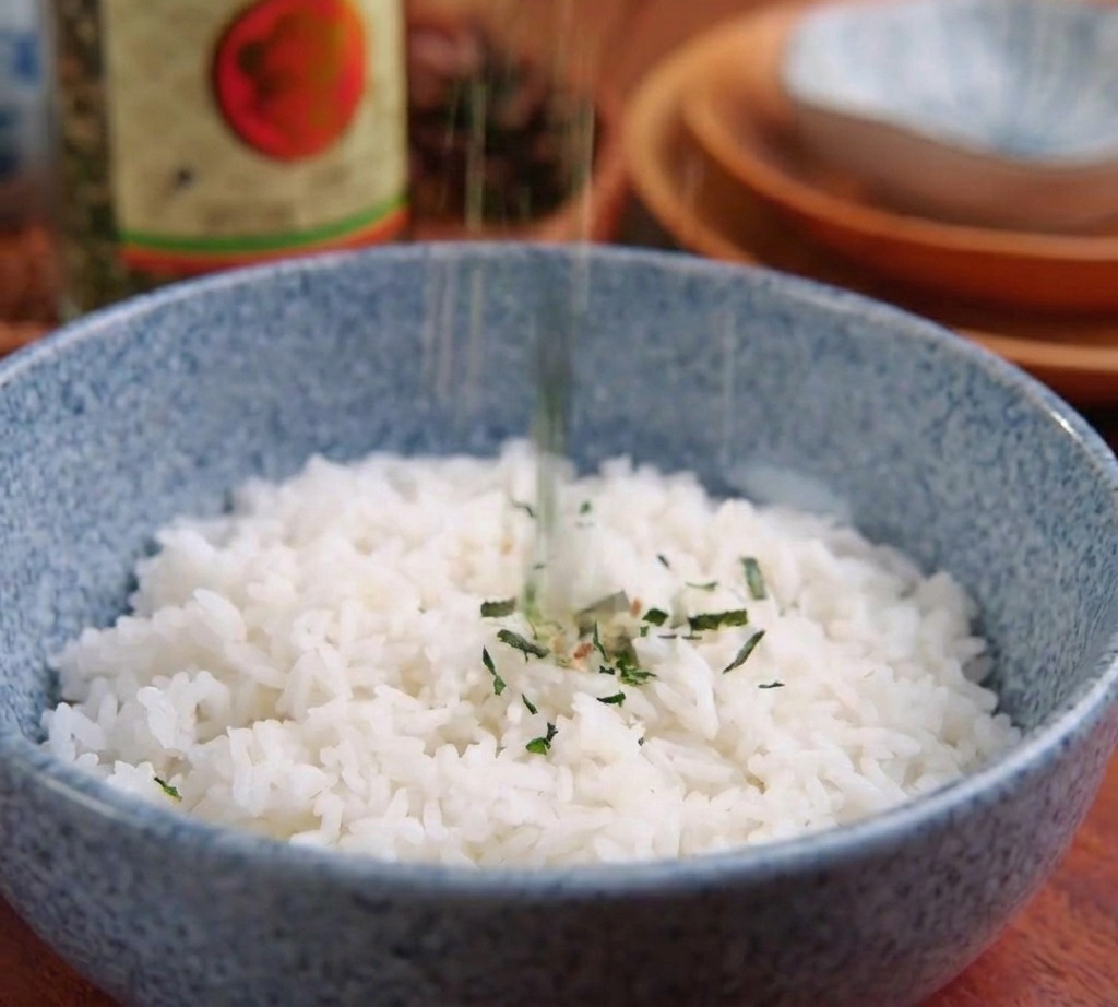 どんぶりの白飯の上に刻み海苔をたっぷりと散らしている様子