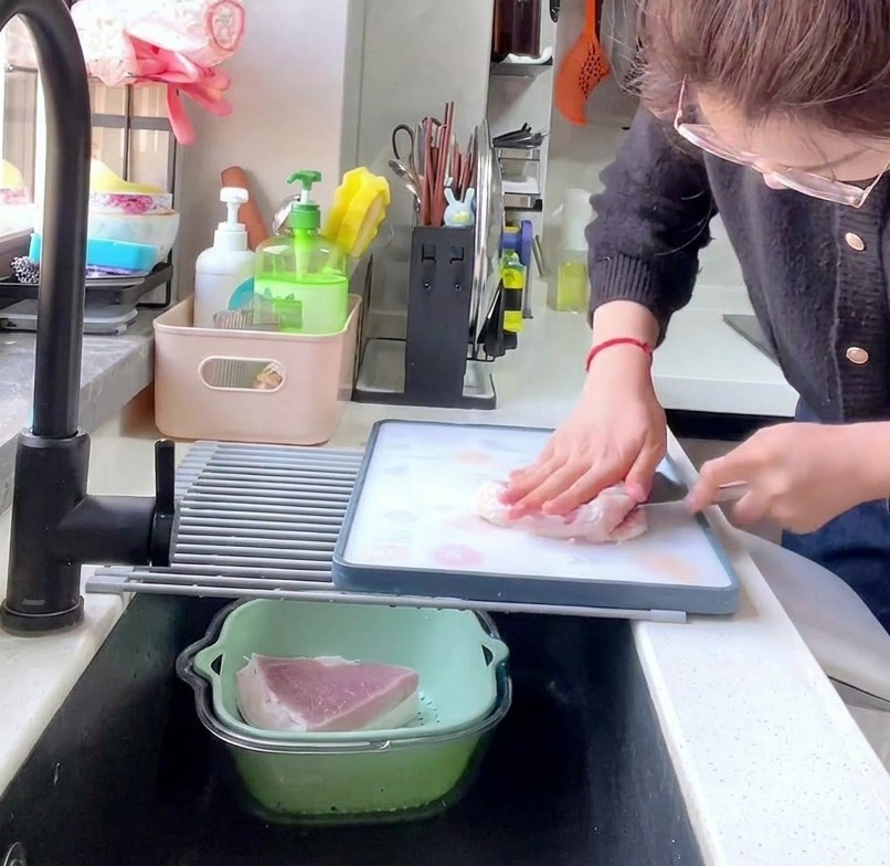 厚さ1cmに均一に切り分けられた新鮮な豚ロース肉
