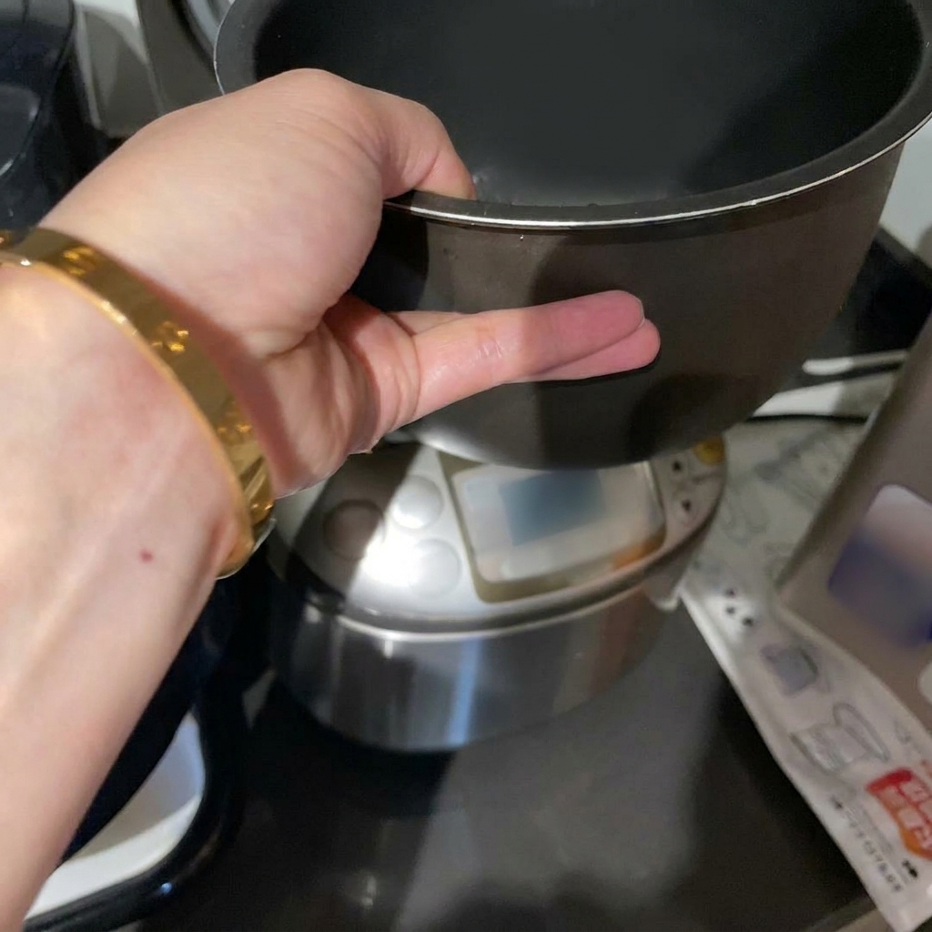 炊飯器の内釜に入れた白米を水に浸している様子。