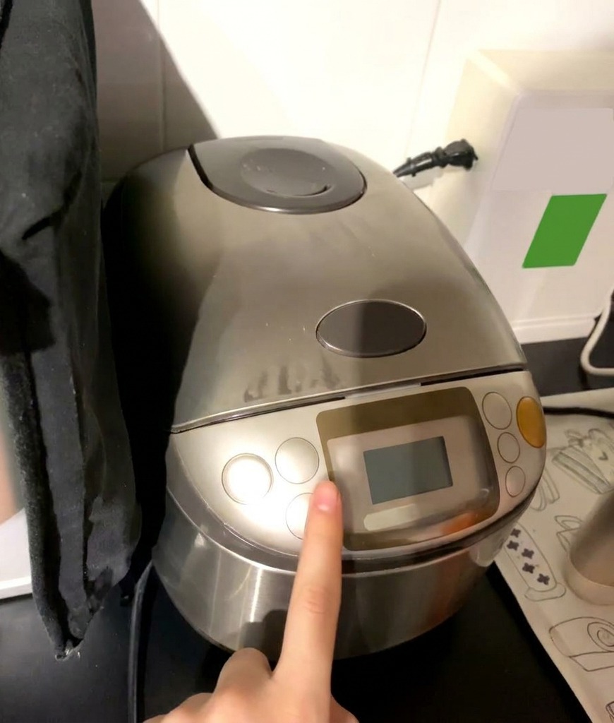 炊飯器の操作パネルで、すしめし設定を選択してスタートボタンを押す指のアップ。