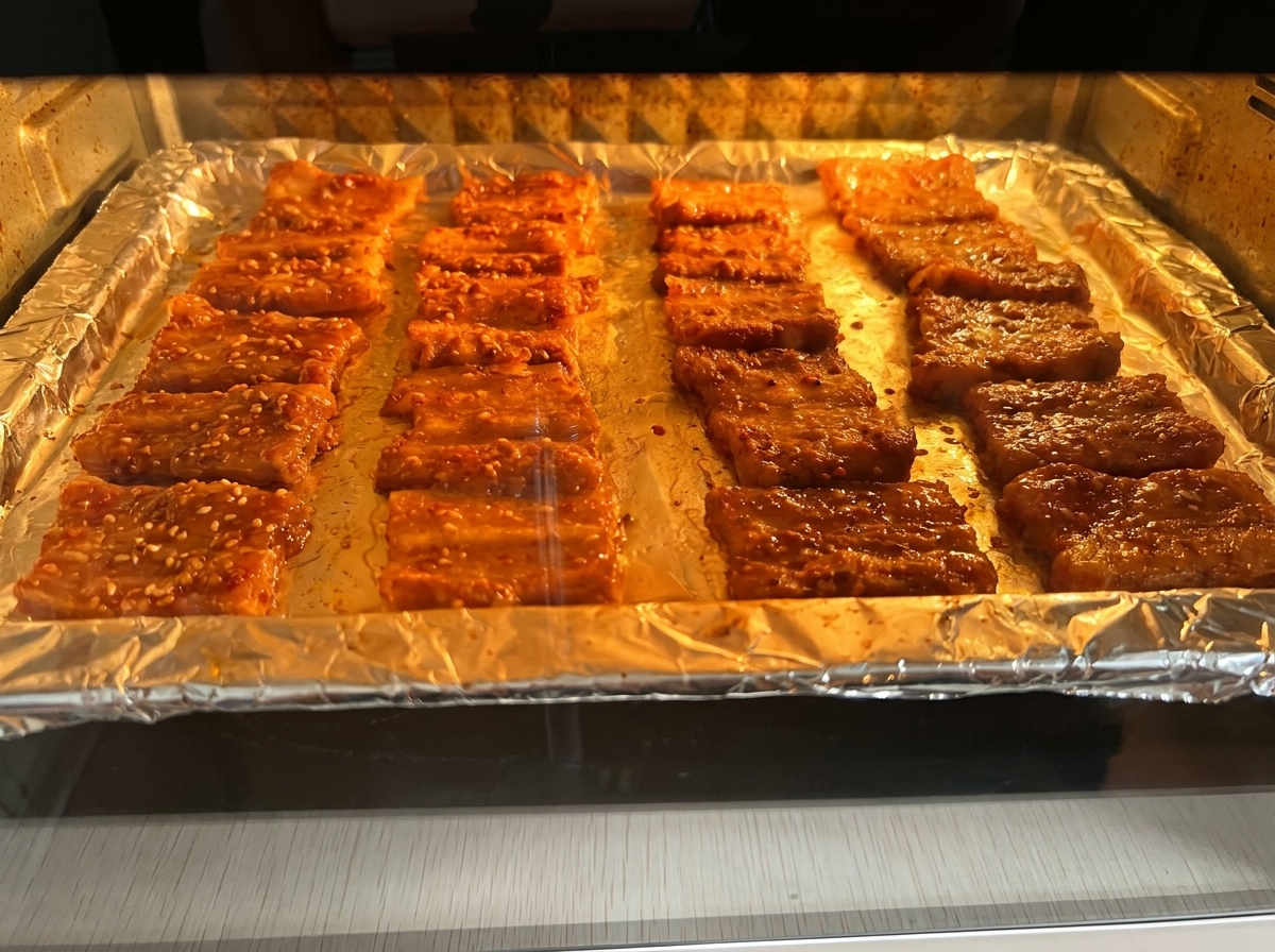 オーブンの中で脂が弾けながら焼けているサムギョプサル