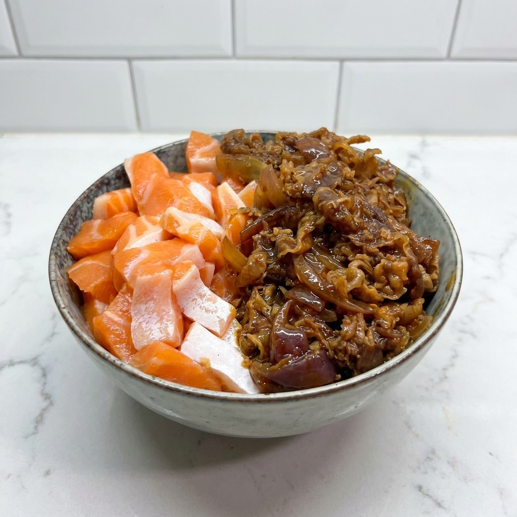 丼の半分にサーモン、もう半分に甘辛い牛肉を盛り付けた状態。