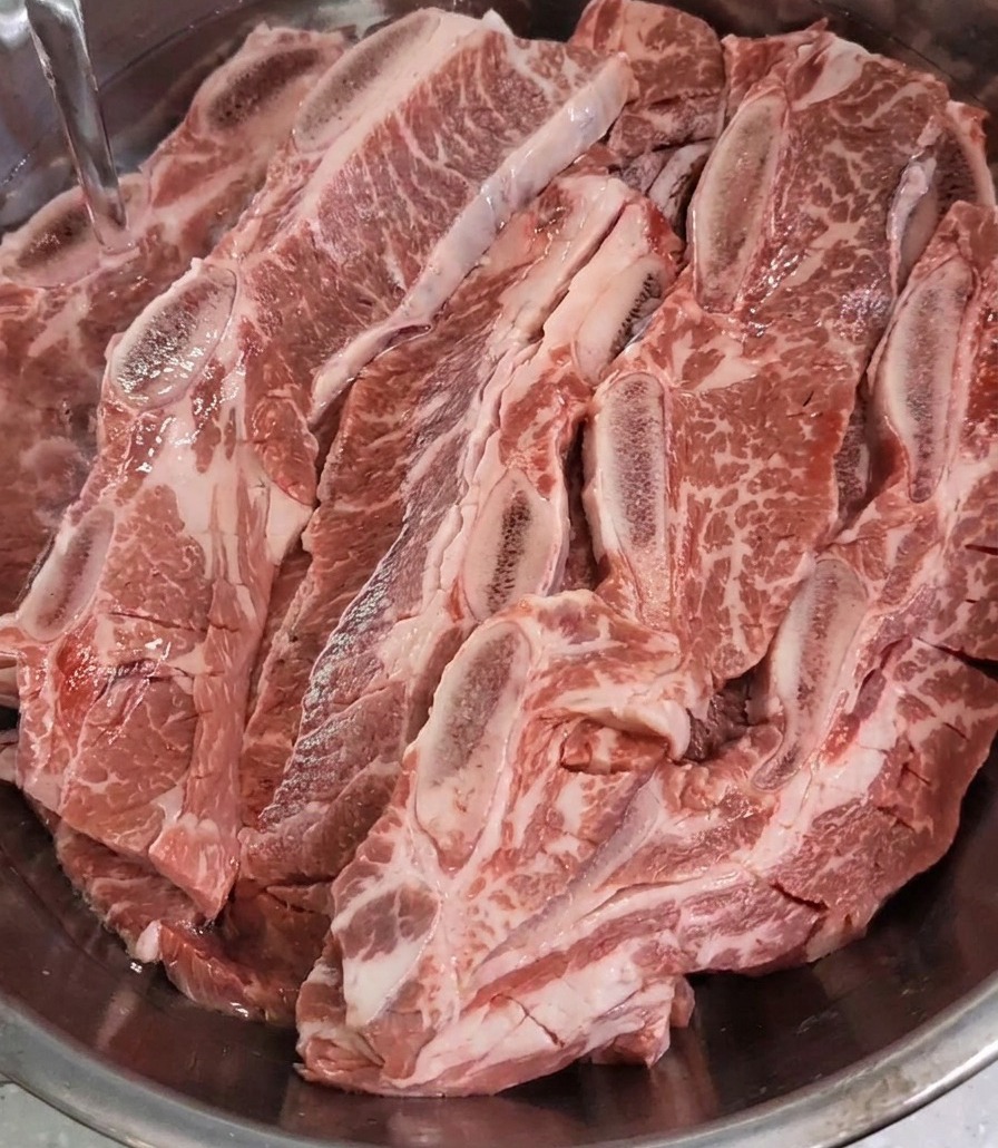 ボウルの中の肉が完全に隠れるまで、たっぷりと水が注がれた状態。