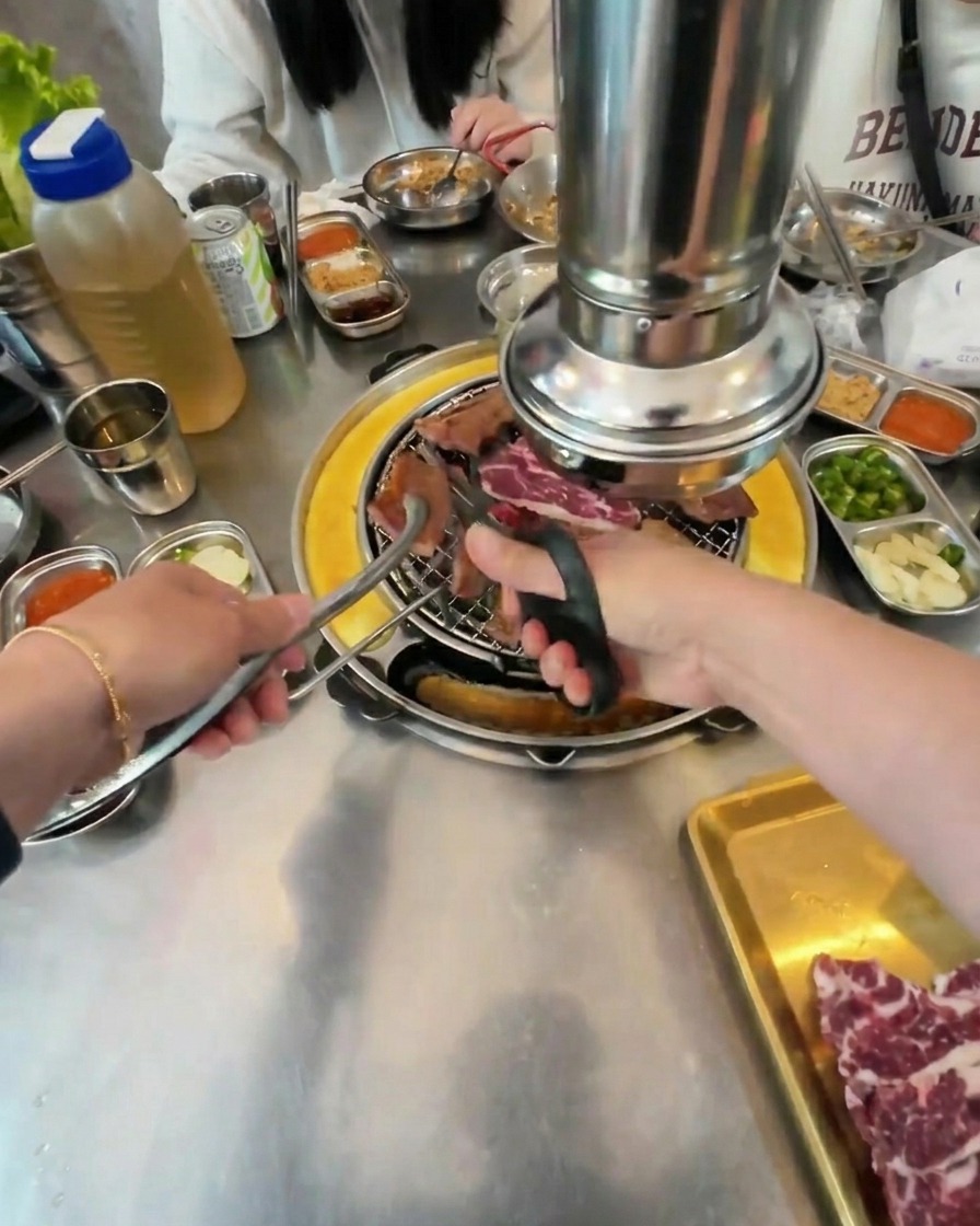 ハサミで肉をさらに小さく四角い一口サイズにカットしている接写画像。