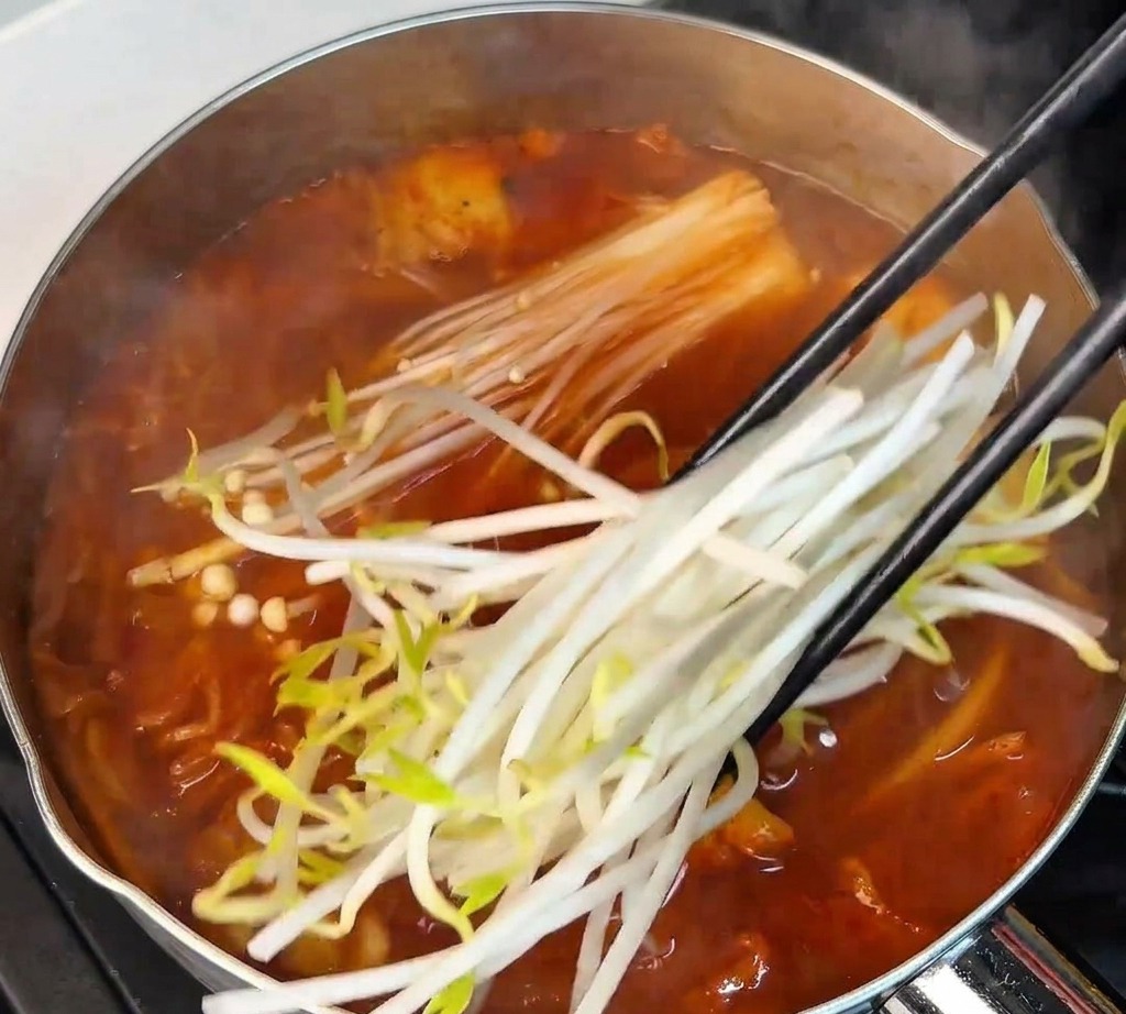 沸騰した鍋にもやしを投入する様子