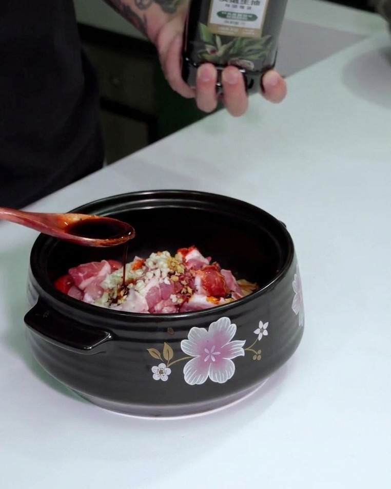 鍋に薄口醤油を回し入れ、味を整えている様子
