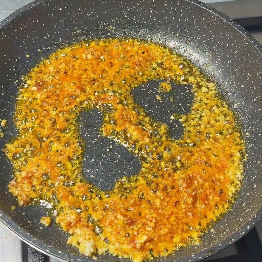 にんにくとエビペーストのベースに、豚ひき肉を加えて混ぜ合わせている様子。