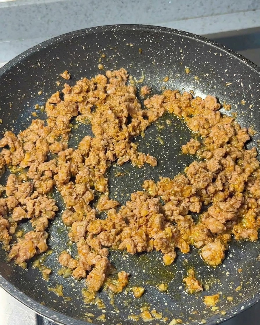 ひき肉がパラパラになり、こんがりと焼き色がつくまで炒められた状態。