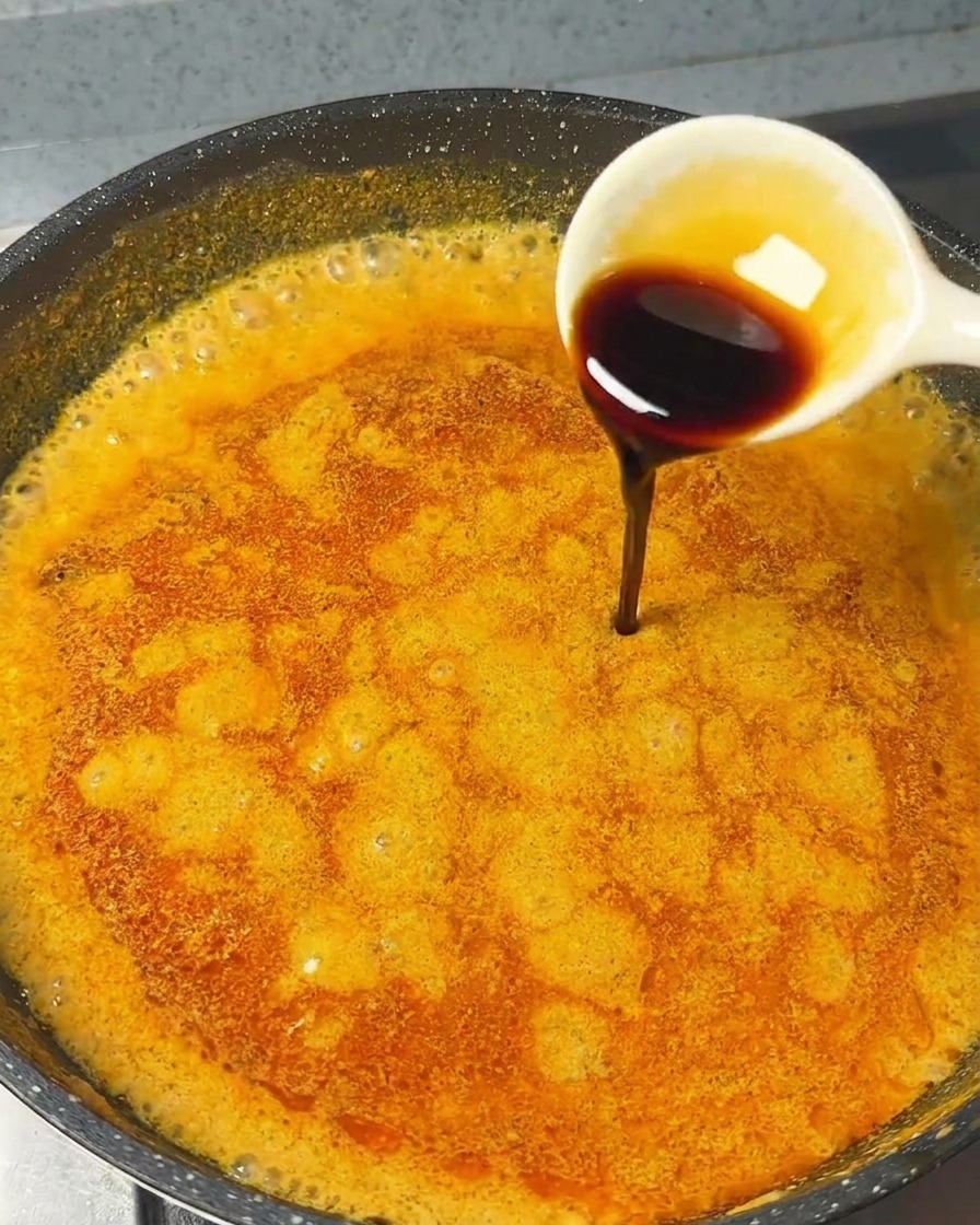 仕上げに醤油を加え、スープの味を引き締めている様子。