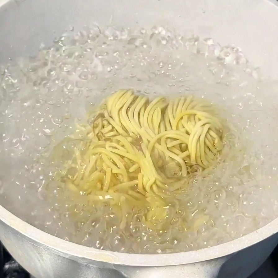 たっぷりのお湯で中華麺を茹でている様子。