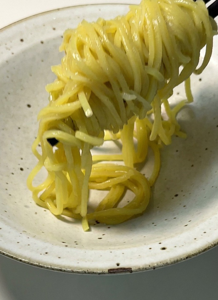 茹で上がった麺を器に綺麗に盛り付けている様子。