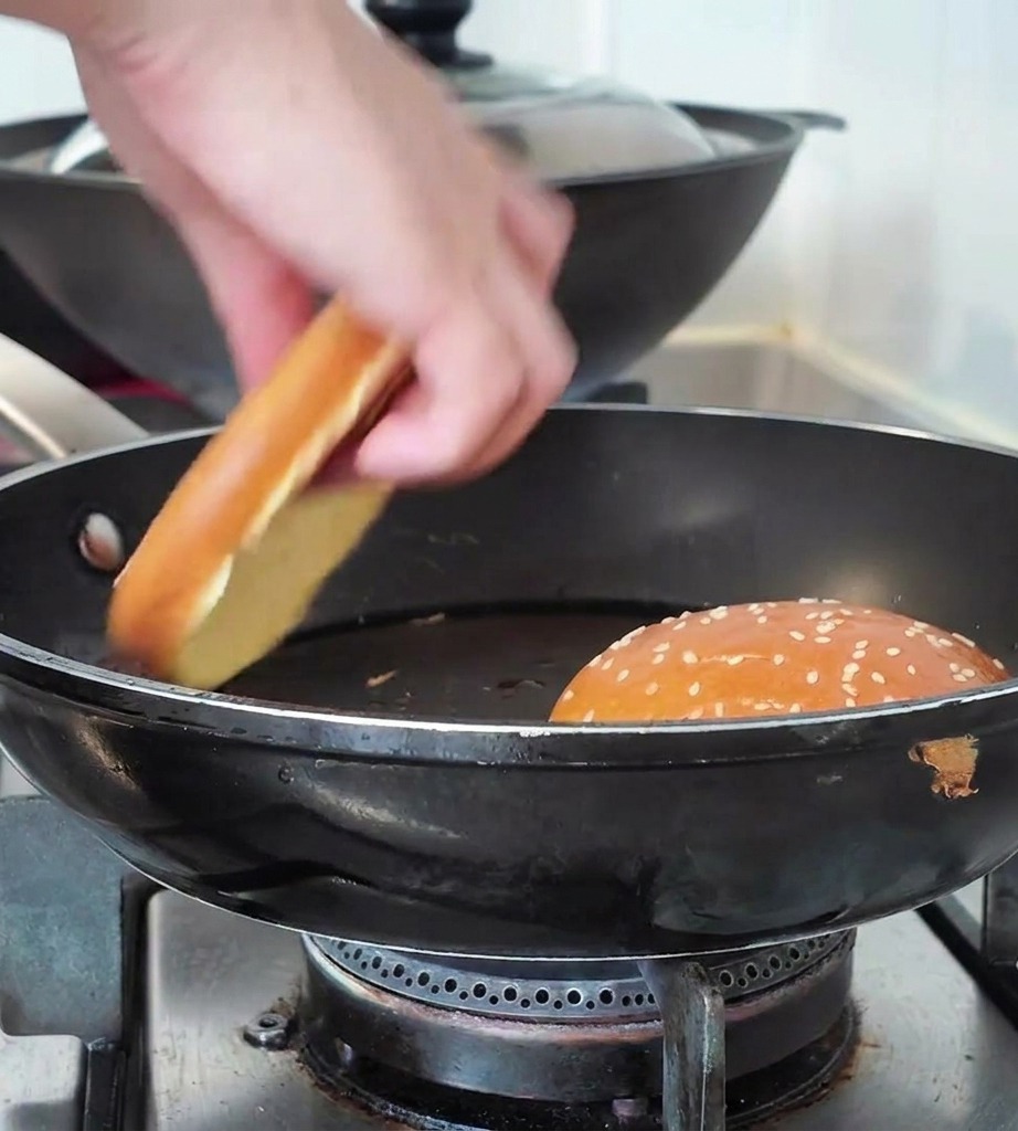 スキレットでセサミバンズの断面をこんがりと焼いている様子