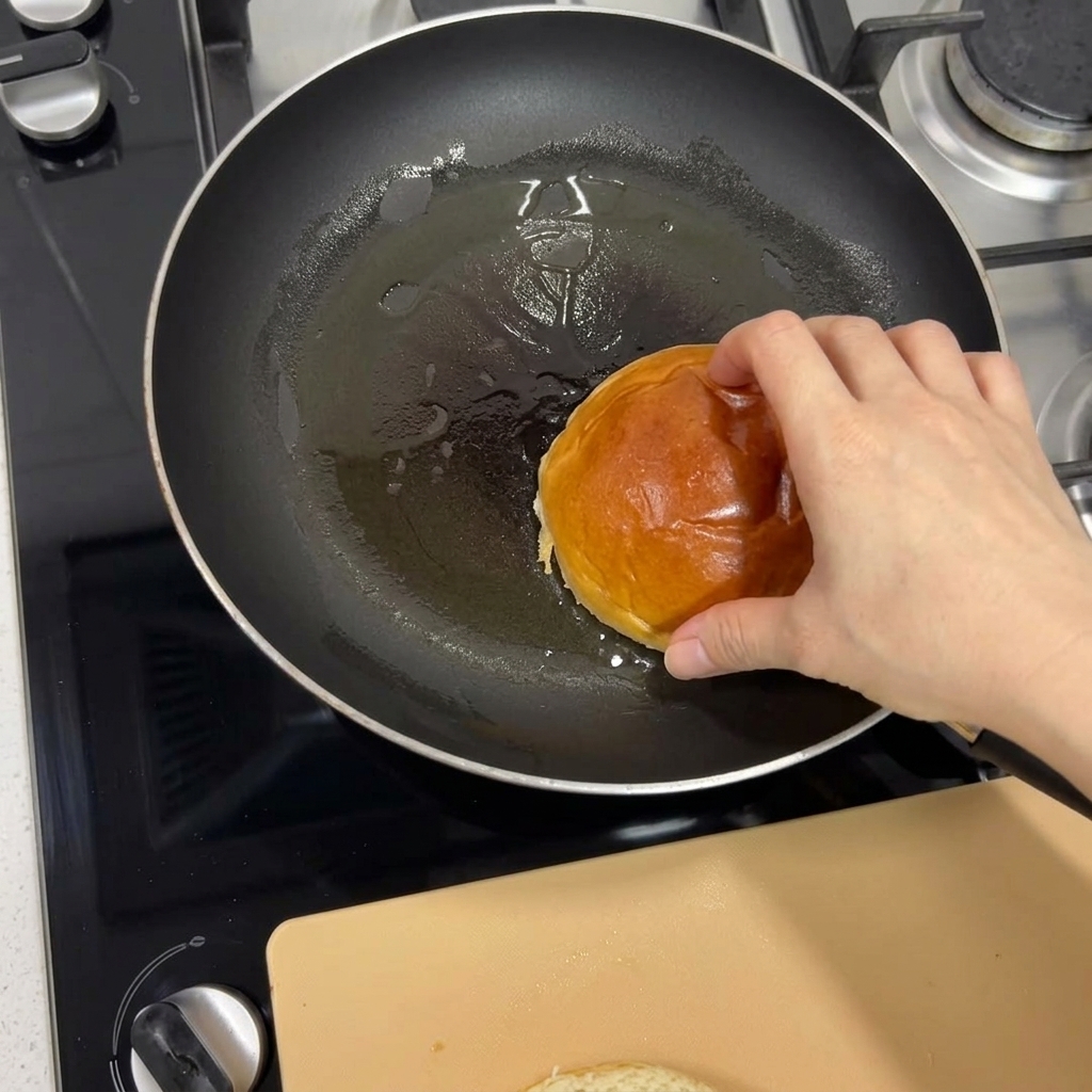 ブリオッシュバンズをフライパンでこんがりと焼く様子