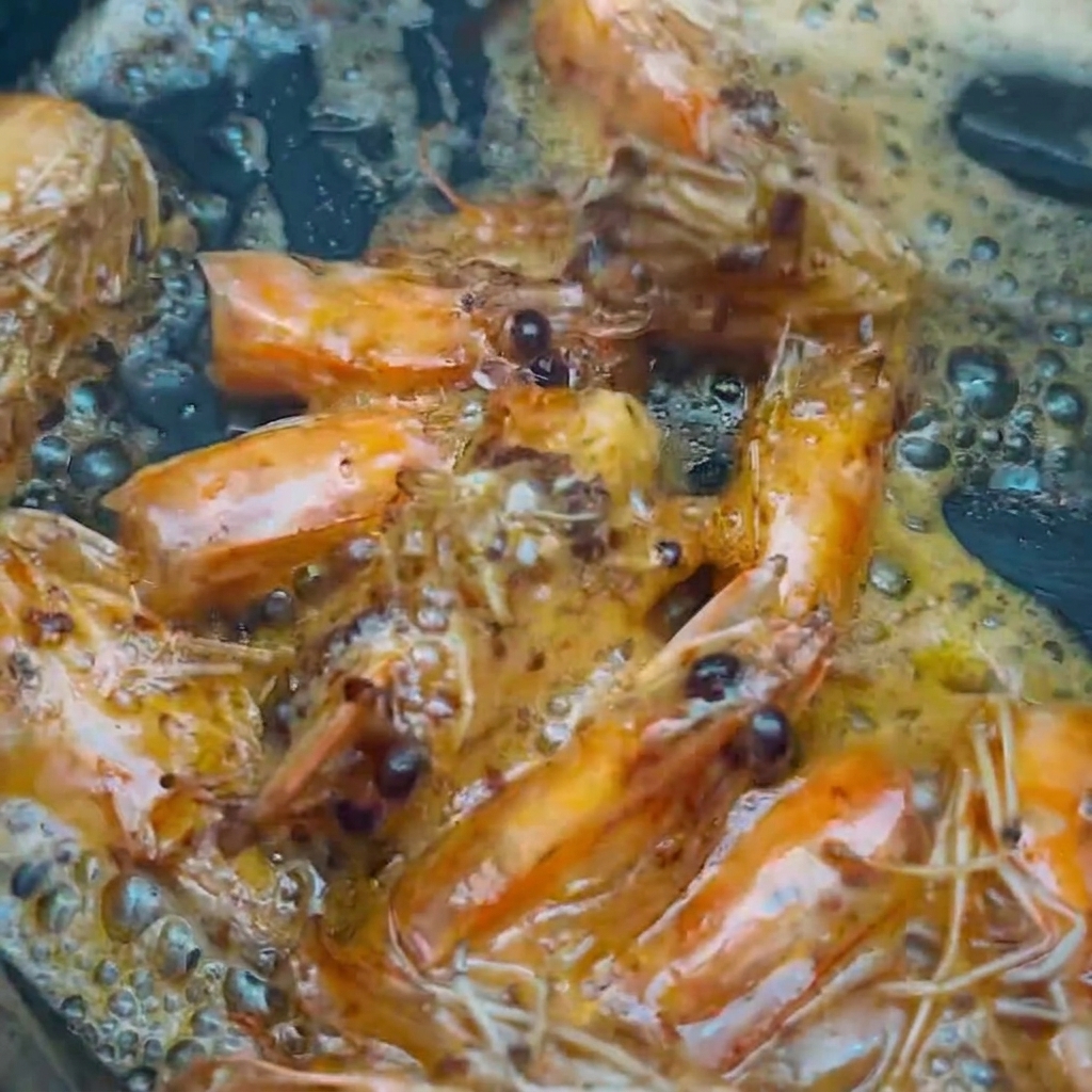 菜箸でエビの頭を取り出す様子。