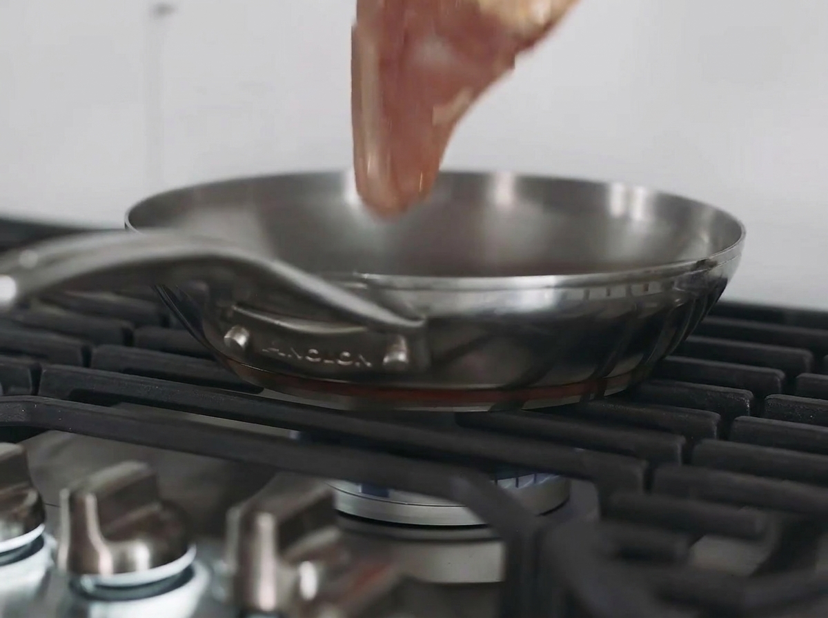 フライパンで焼かれている鶏むね肉