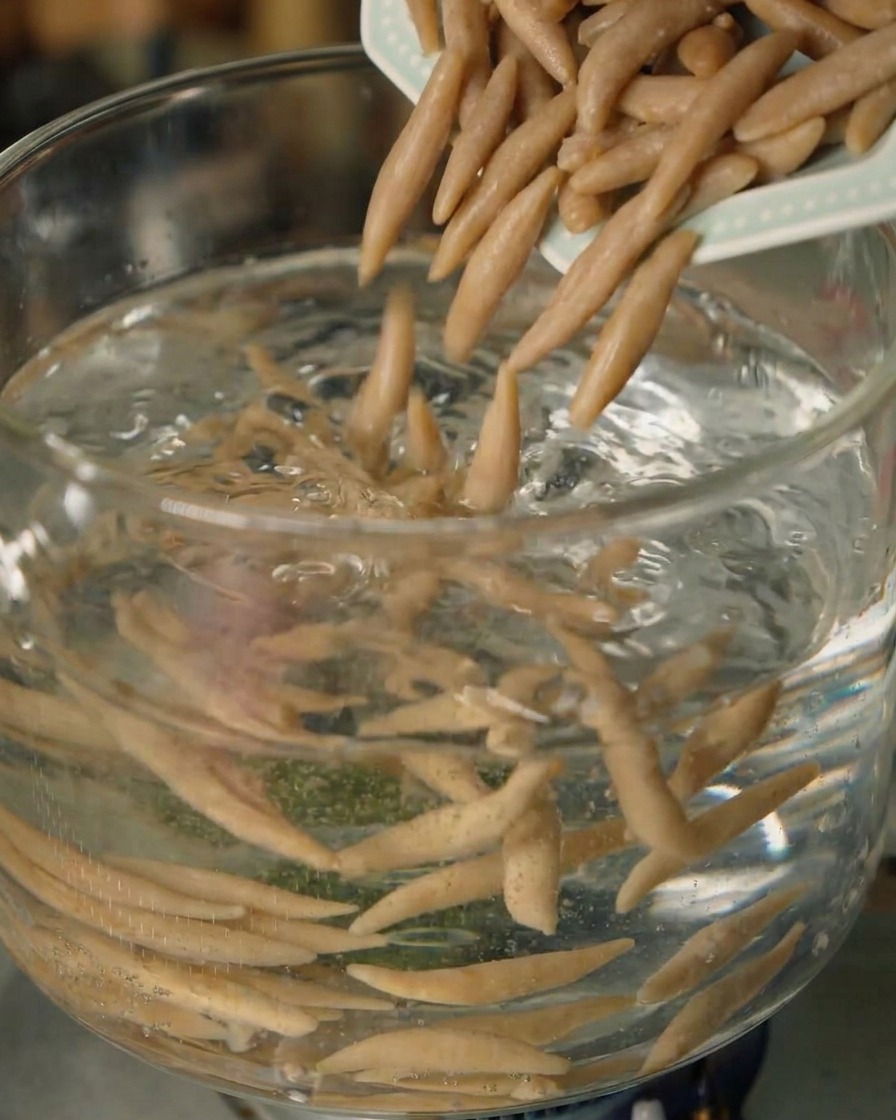 沸騰したお湯が入った鍋に、オーツ麦麺を入れている様子。