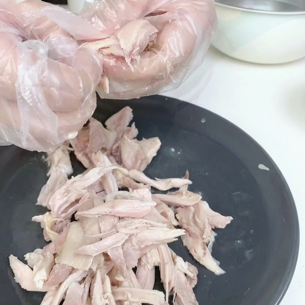 皮を取り除き、食べやすい大きさにほぐされた鶏肉。