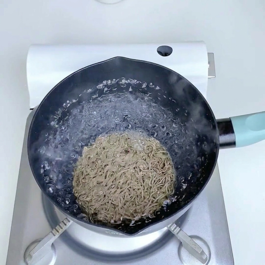 鍋で茹でられている蕎麦。