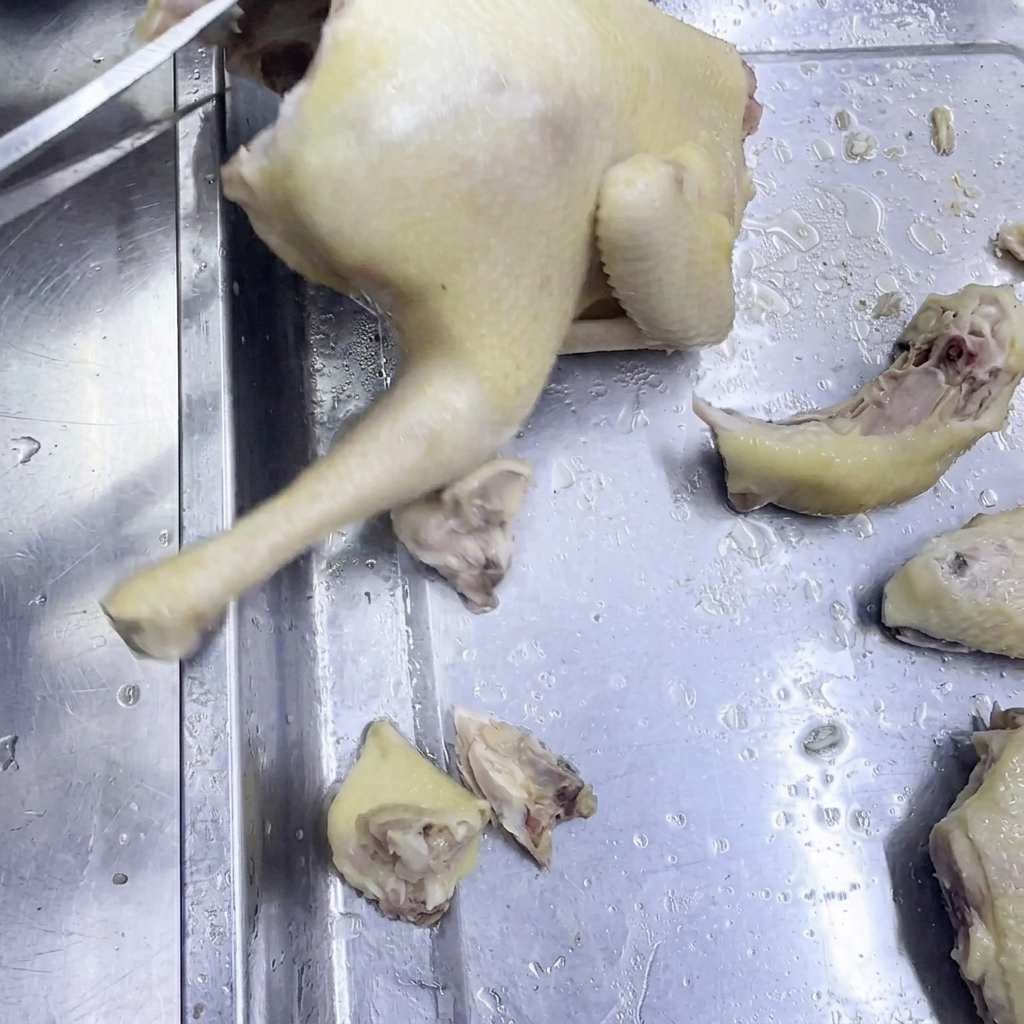 キッチンバサミで鶏肉をカットしている様子