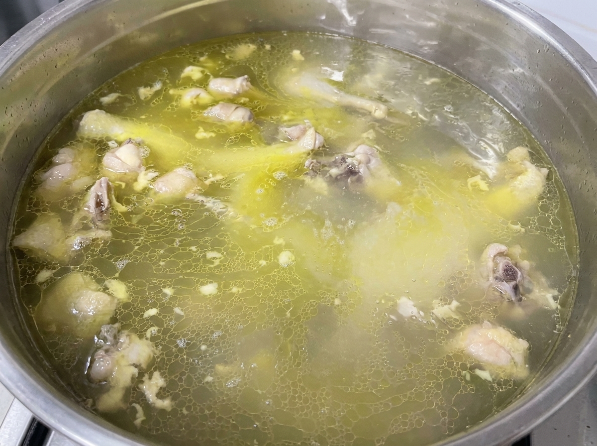 スープに塩や調味料を加えている様子