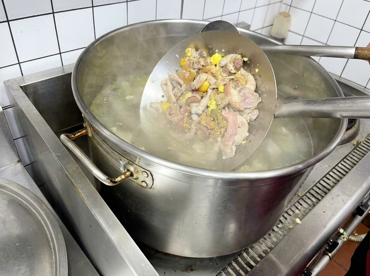 ザルを使って内臓を湯通ししている様子