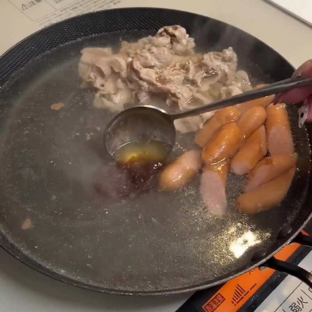 コチュジャンと味噌がスープに溶け込んでいる。