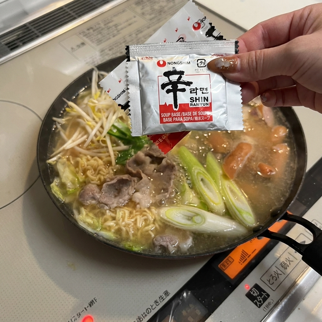 インスタントラーメンのスープの素が投入されている。