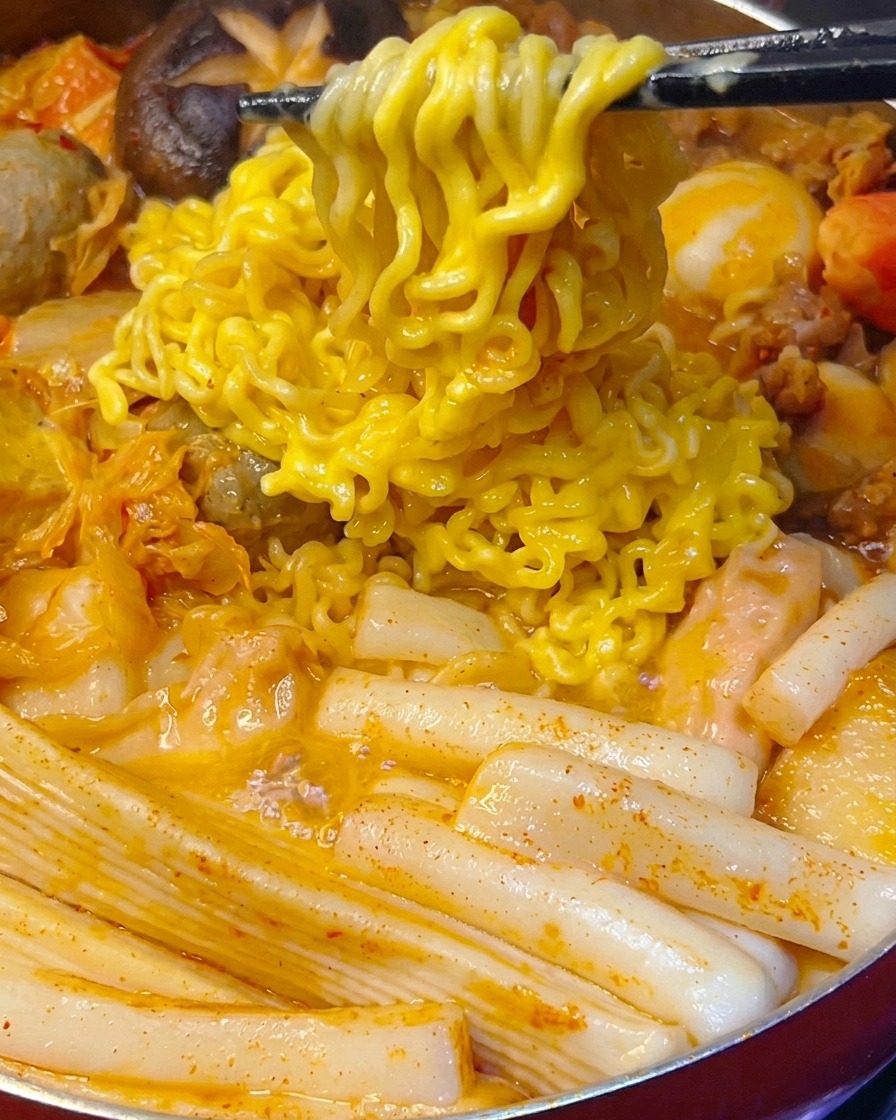 フライパンで透き通るまで炒められた紫玉ねぎのスライス。