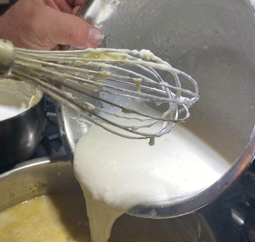 スープに白胡椒を振りかけている様子