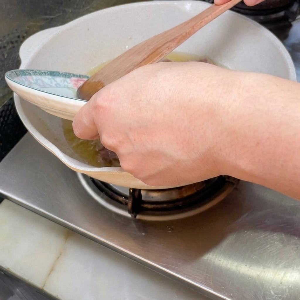 中強火にかけたフライパンで焼き色がついている牛と豚の挽き肉。