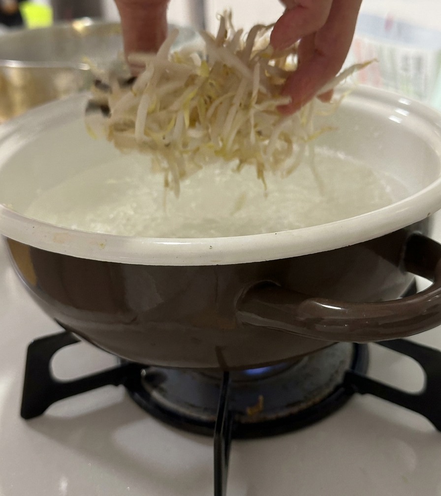 沸騰したお湯に新鮮なもやしを入れている様子。