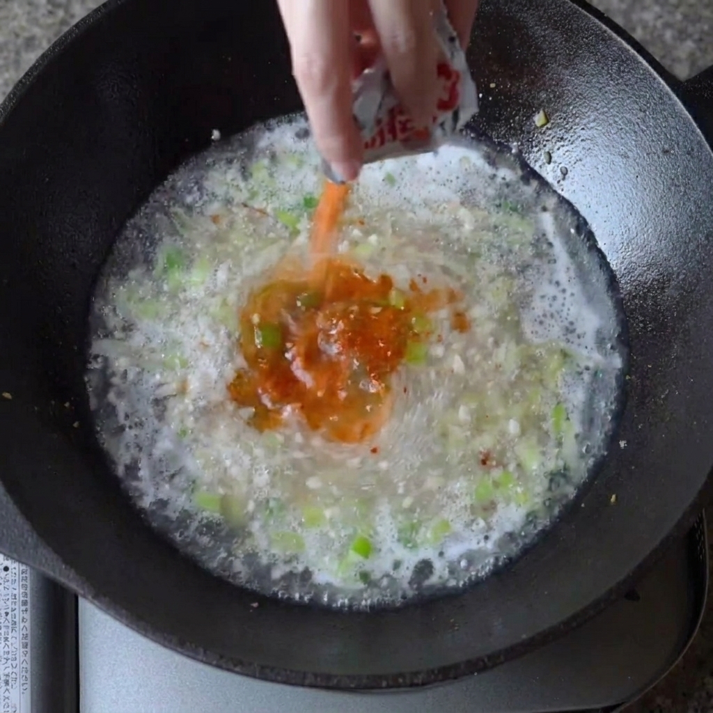 付属の粉末スープを加えている様子。