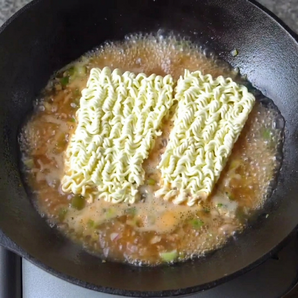 スープに麺を入れている様子。