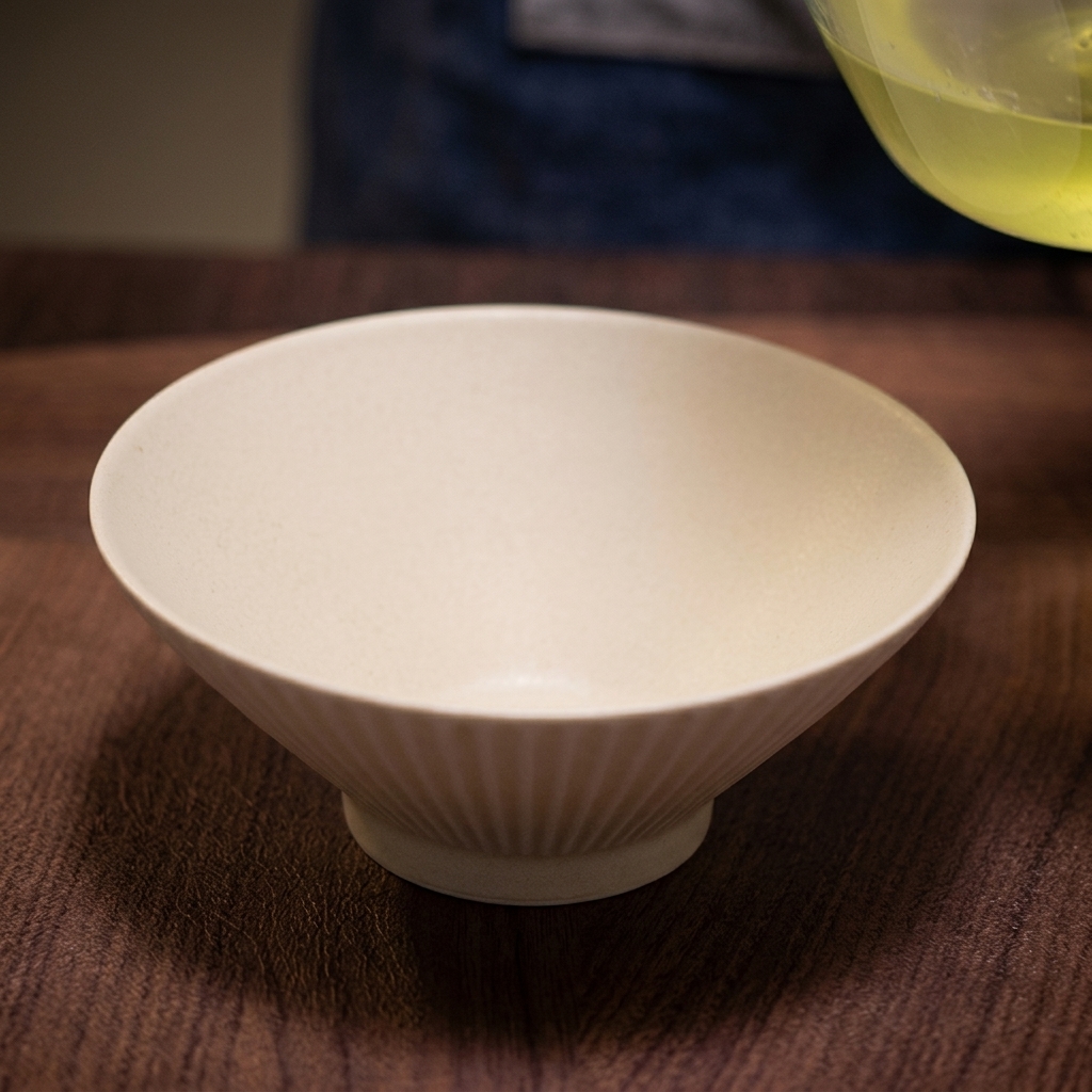 丼の塩に向かって、熱いスープをレードルで注いでいる様子。