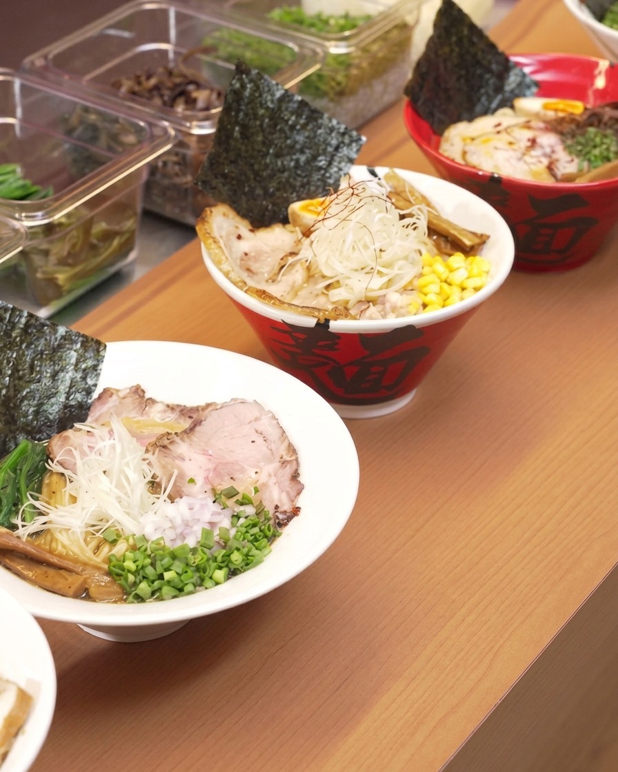 金属製のアク取りで、煮立っている骨から灰色の泡を取り除いている様子。
