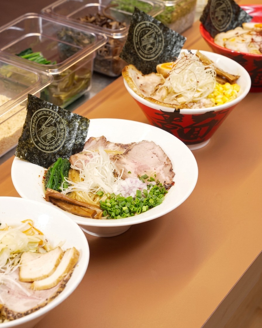 清潔な白い布を使って、大きな鍋の内側の縁を拭いている手。