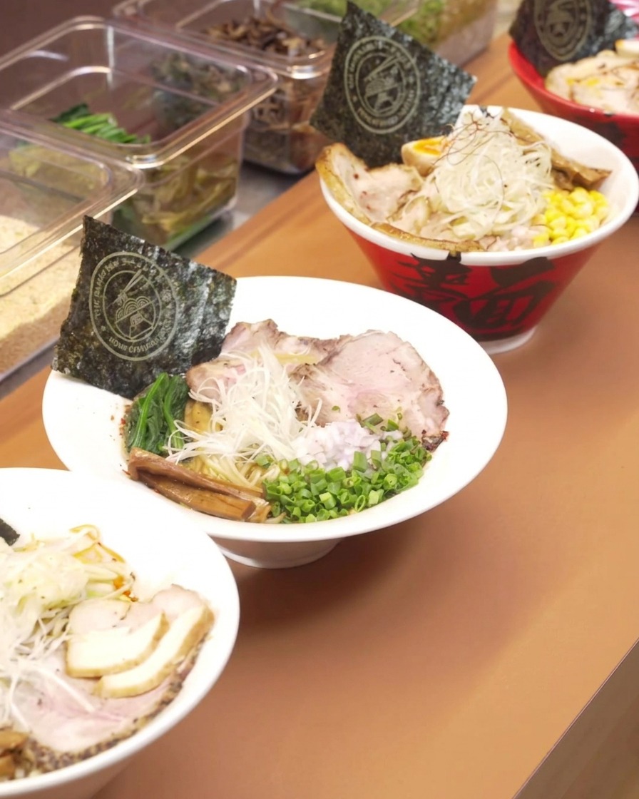 具材が入った圧力鍋に蓋をしっかりと閉めている様子。