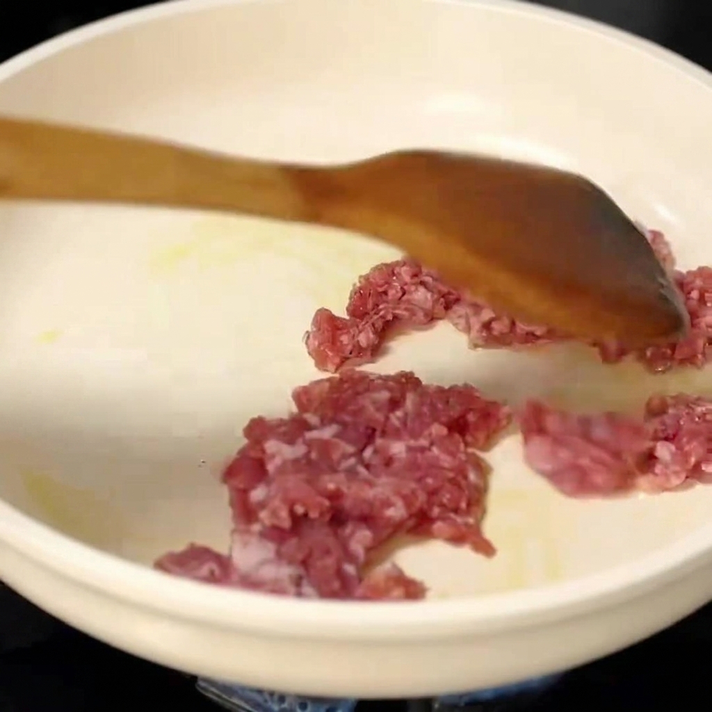フライパンで豚ひき肉を炒めている様子。
