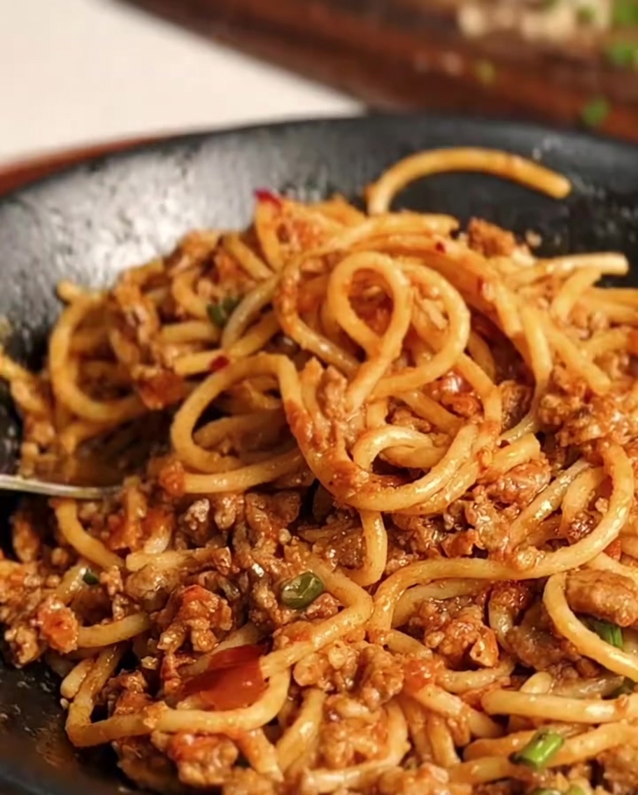 パスタとソースを絡め合わせている完成直前の様子。