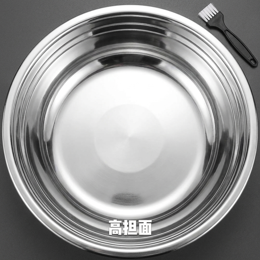 きれいな金属製の蒸し器と、その横に置かれた小さな黒いブラシ。