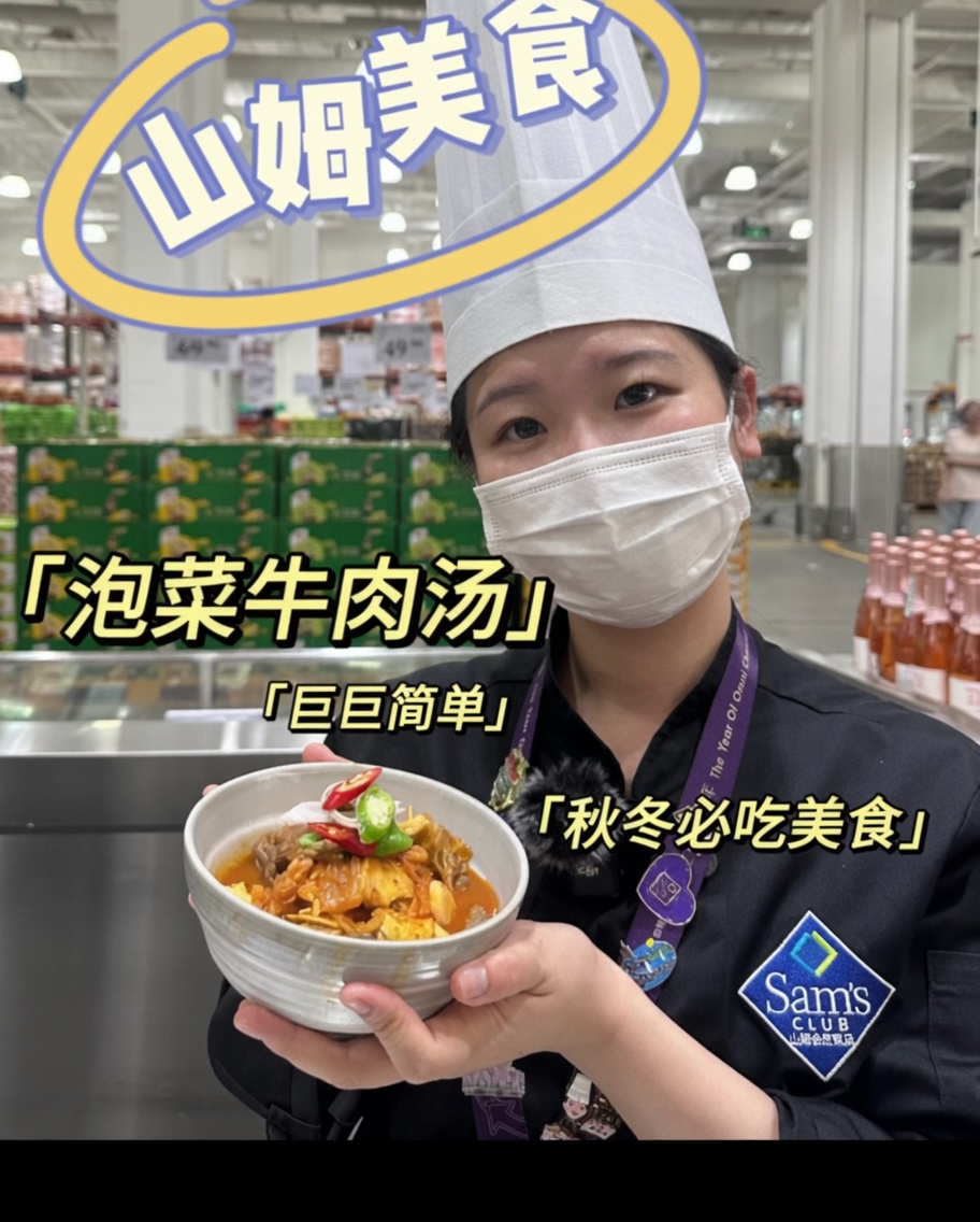 にんにく、唐辛子、長ねぎを炒めたフライパンでキムチを炒めている様子。