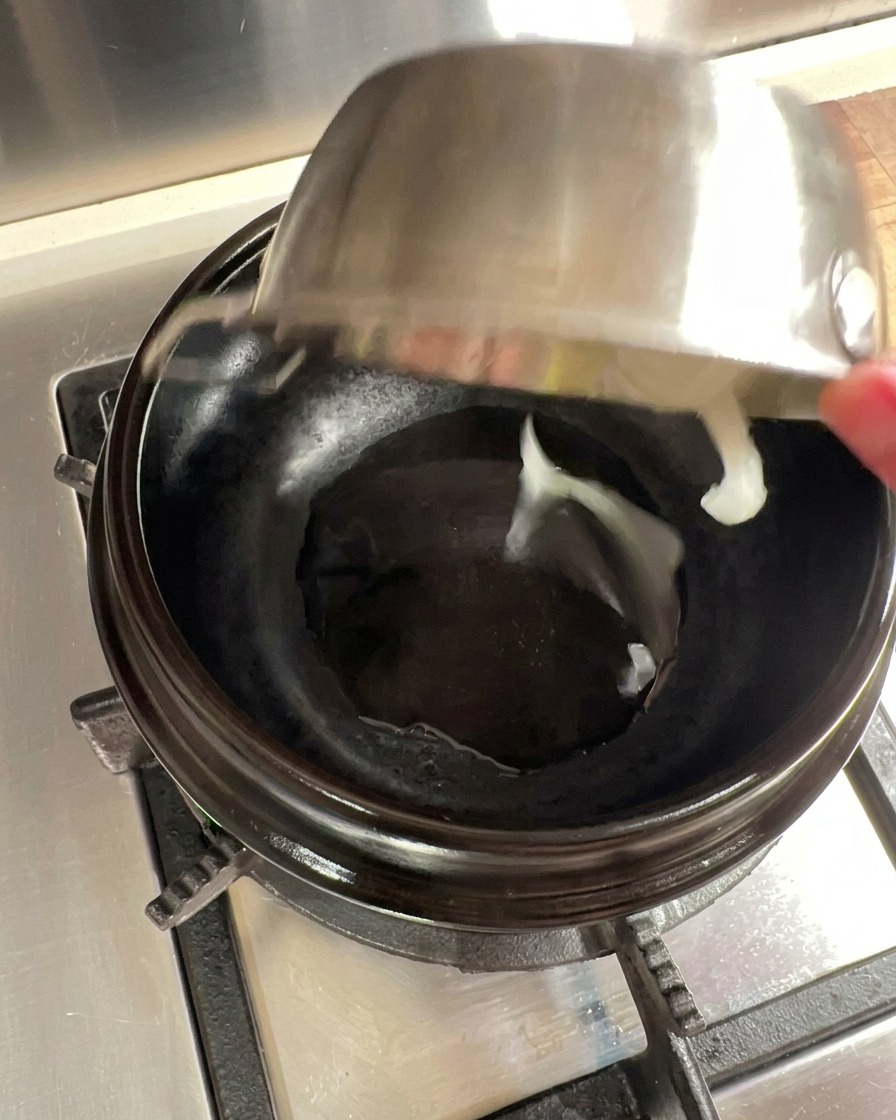 熱した石鍋で玉ねぎのスライスを炒めている様子。