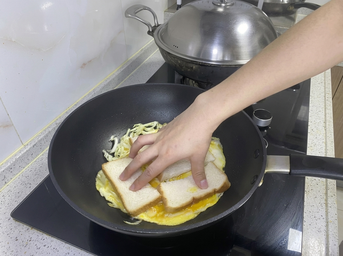 卵とキャベツの上に食パンを2枚のせている様子。